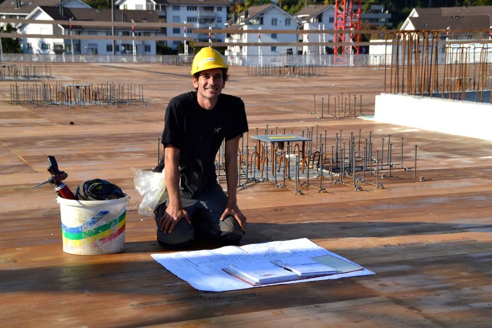Auf dem momentanen Dach der Mall studiert ein Arbeiter Baupläne.